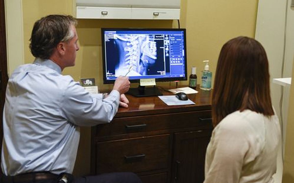 Dr. Daniel Murray reviewing a spinal x-ray with a patient at Lake Country Health Center